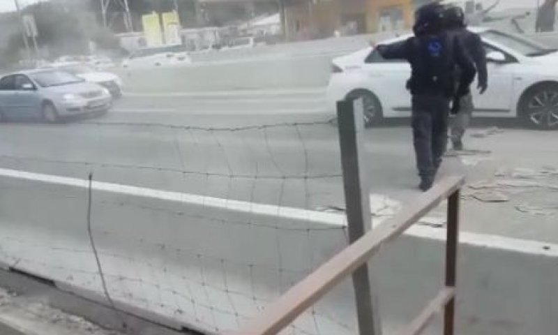 מחאת המלט: המוחים פיזרו שקי מלט על הכביש. צפו