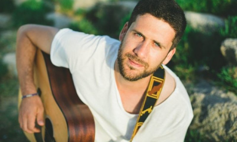 הקצין משייטת 13 שהפך לזמר: "חייתי חיים כפולים"