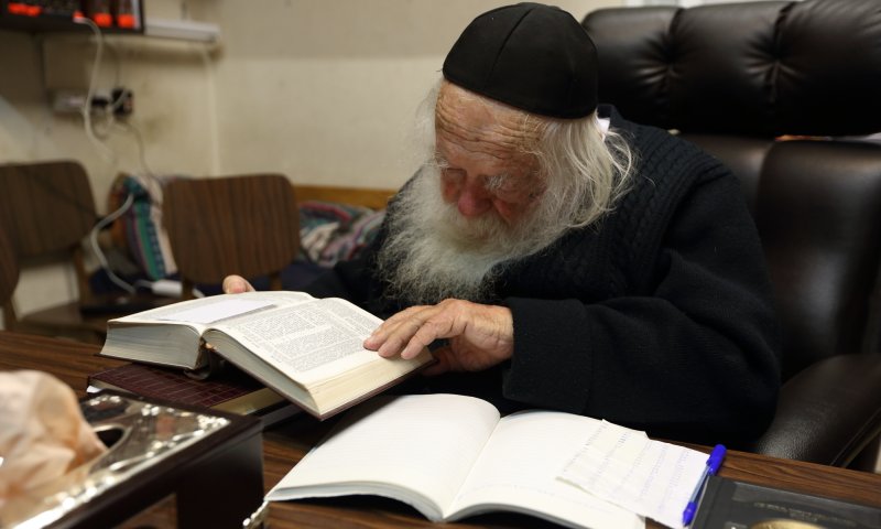 עדות: ב-90 שניות סרק הרב קנייבסקי את כל ספרות חז"ל