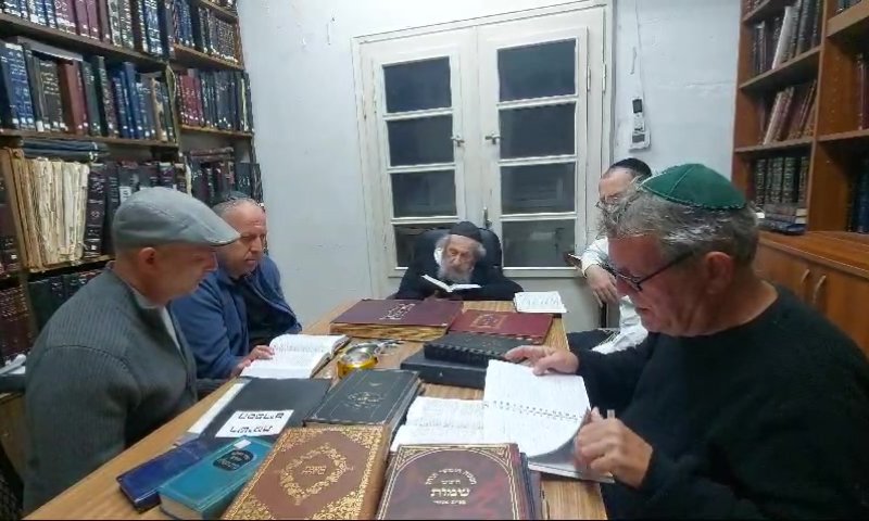 המנהיג החרדי התפלל עם הורי התצפיתניות החטופות