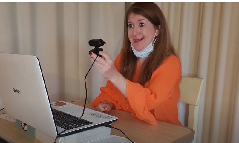 צפו: נויה מנדל בפרודיה משעשעת על מופעי הזום