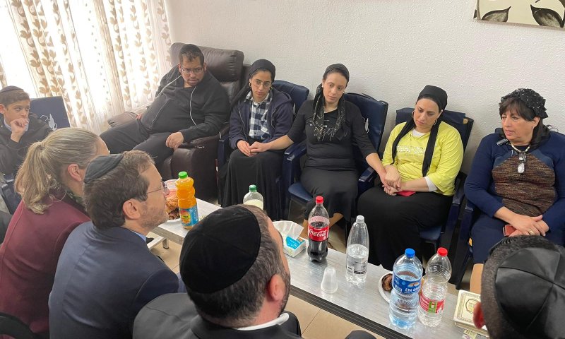 המחווה המרגשת של הנשיא הרצוג למשפחה השכולה