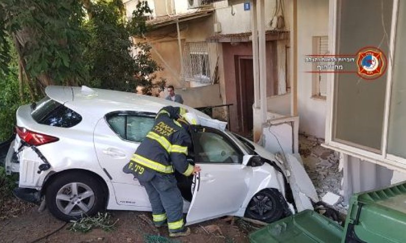 תיעוד מהזירה:איבדה שליטה על הרכב ועפה לחצר מגורים
