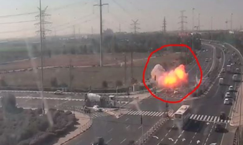 תיעוד דרמטי: רגע פגיעת הרקטה בצומת בדרום. צפו