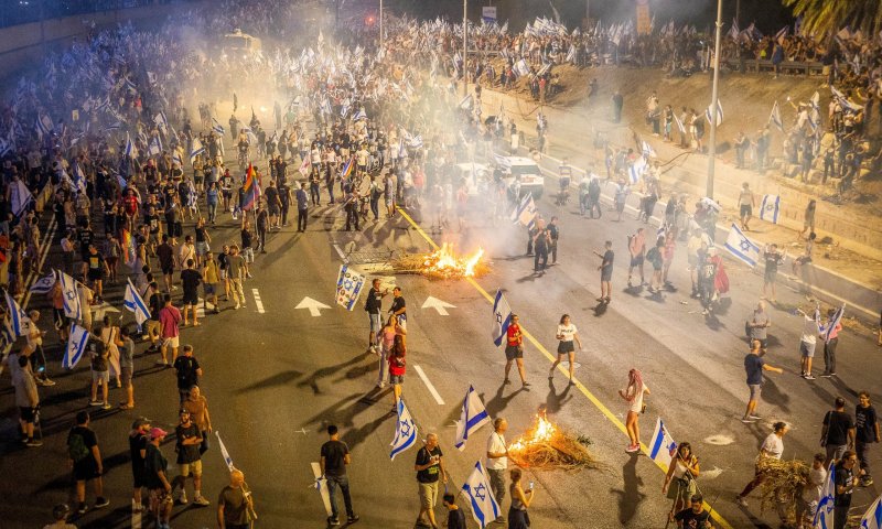מחאה אלימה: מפגינים ממשיכים לתקוף שוטרים