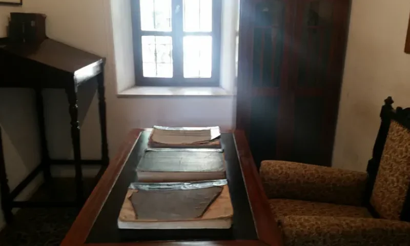 כשנכנסים לחדר של הרב קוק, סופגים צניעות ורוחניות