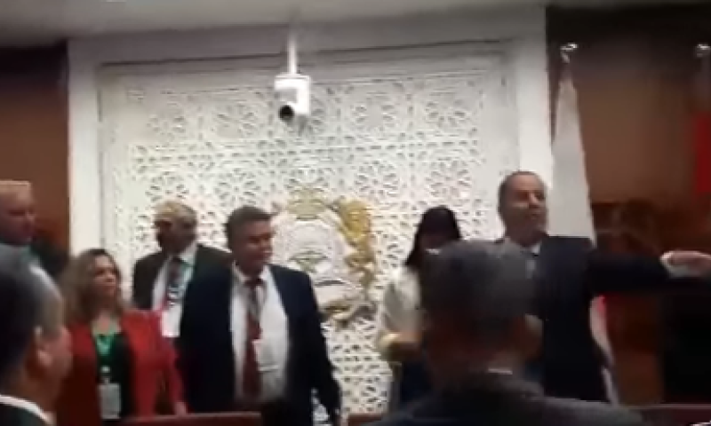 'פושע' &bull; צפו: עמיר פרץ גורש מהפרלמנט המרוקאי