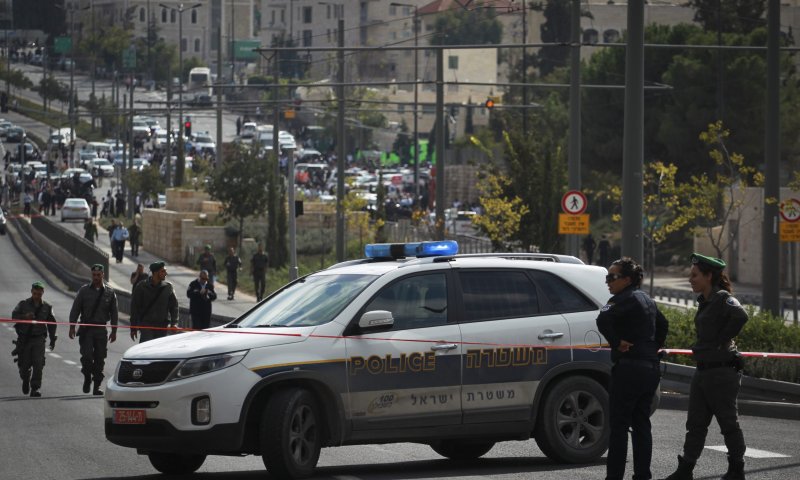 ערבי פרץ לבית של יהודי בשייח' ג'ארח ונורה ברגלו