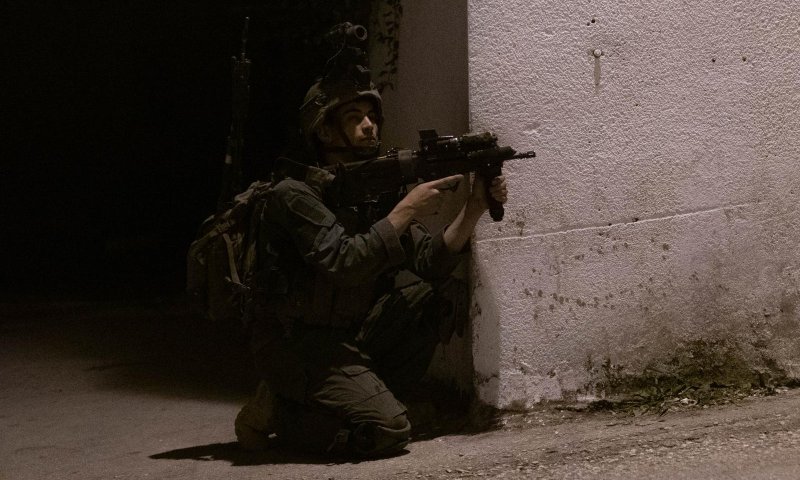 לוחמי צנחנים חיסלו מחבל שיידה בקבוק תבערה