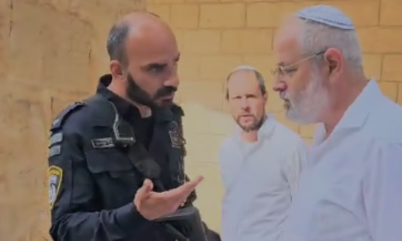 'אדוני לא מתפללים פה': הרב מלמל פסוקים בהר הבית ונעצר