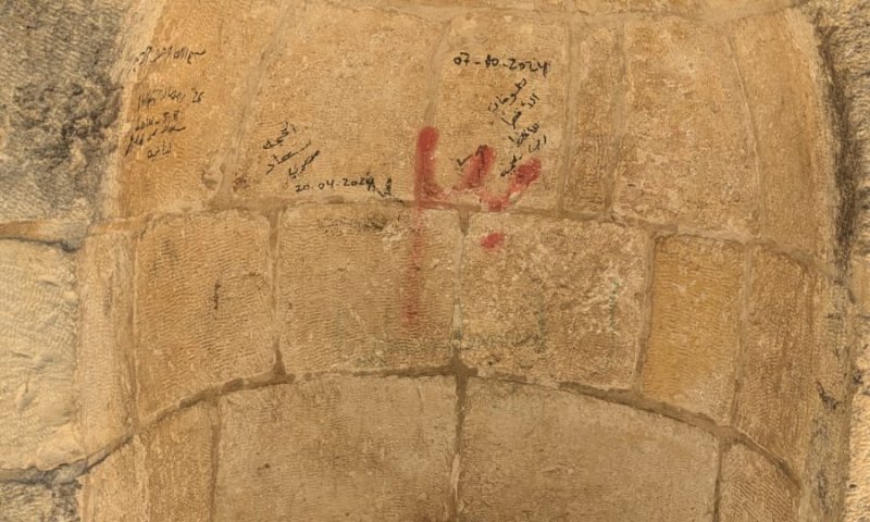 ערבים השחיתו קיר עתיק בכתובת הסתה בהר הבית