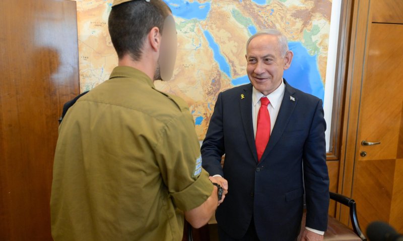 נתניהו ללוחם שחיסל את המחבלים בצומת רמות: "עשית דבר גדול"