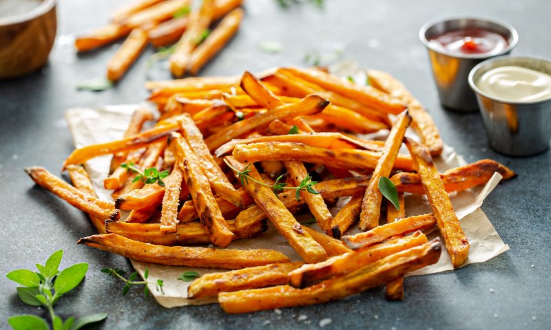 זמן להתפנק: מתכון לצ'יפס בטטה בתנור