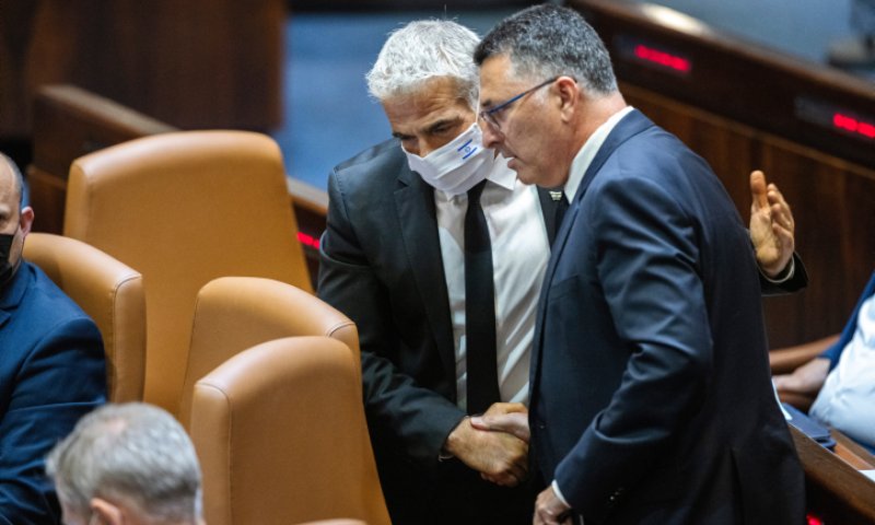 העריקה של הח"כית: מתיחות קשה בין סער ללפיד