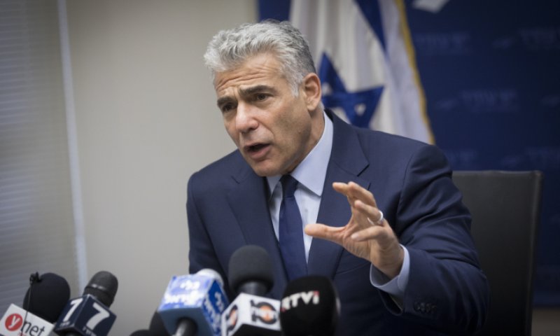 לפיד מעליב: "לשר בלי תיק יש הכל, חוץ מדבר אחד"