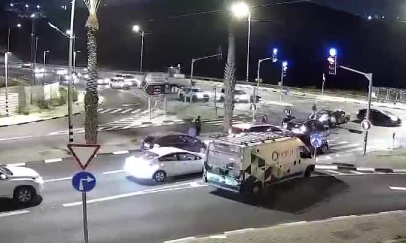 צפו: ראש המועצה חילץ פלסטיני מרכב בוער