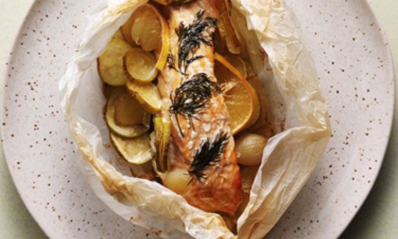 מתכון לנתחי סלמון אפויים עם תפוחי אדמה וזוקיני