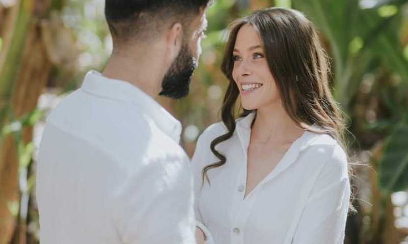 נמסנו: אליעד נחום וארוסתו בצילומי זוגיות פוטוגניים במיוחד