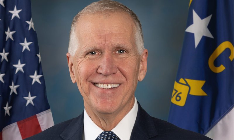 בינגו פוליטי: הסנאטור מתייחס לטענות נגד מועמדו של טראמפ