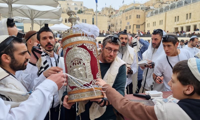 בהשתתפות משפחת יניב: תפילה המונית לאחדות. צפו