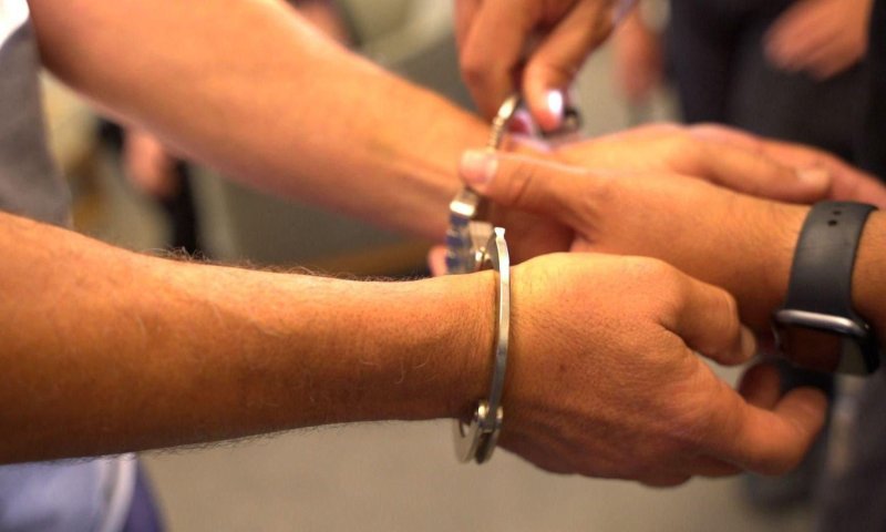 השוטרים ירדו מ"מיניבוס אזרחי" &ndash; והתנפלו על החמוש. צפו