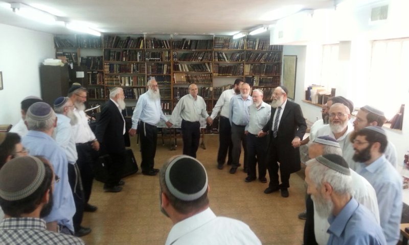 אברכי 'הלכה ברורה' רקדו עם רבה של ירושלים