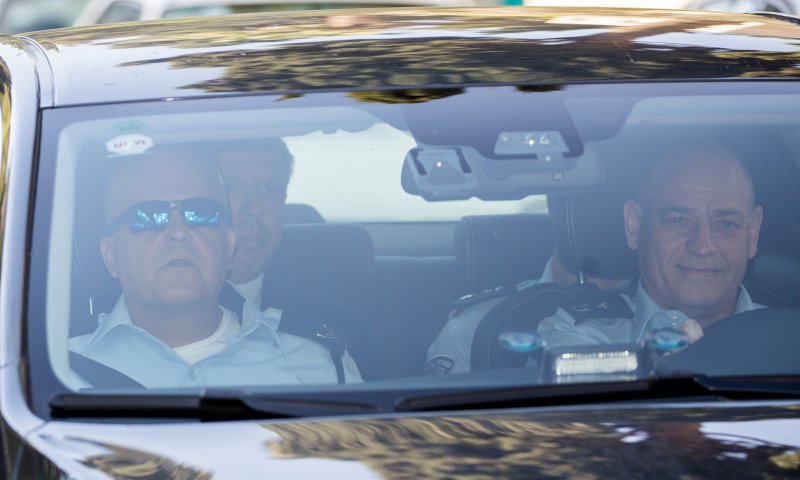 מטלטל&bull; המשטרה תופרת תיקים לפוליטיקאים? צפו: