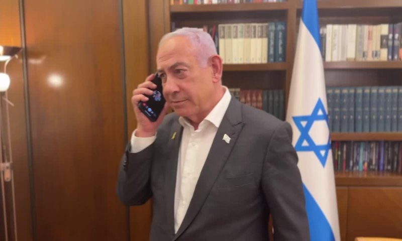 צפו בשיחה של נתניהו עם גל הירש: "הן כבר חצו את הגבול?"