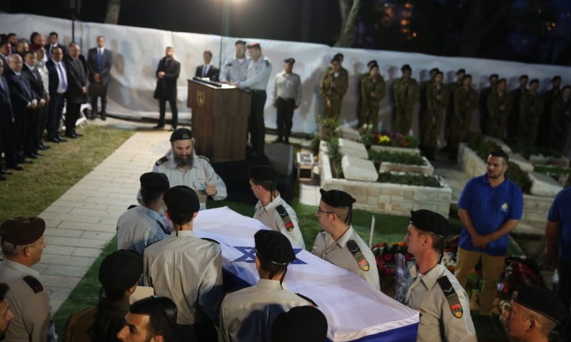 אחרי 37 שנה: זכריה באומל הובא למנוחות בקבר ישראל