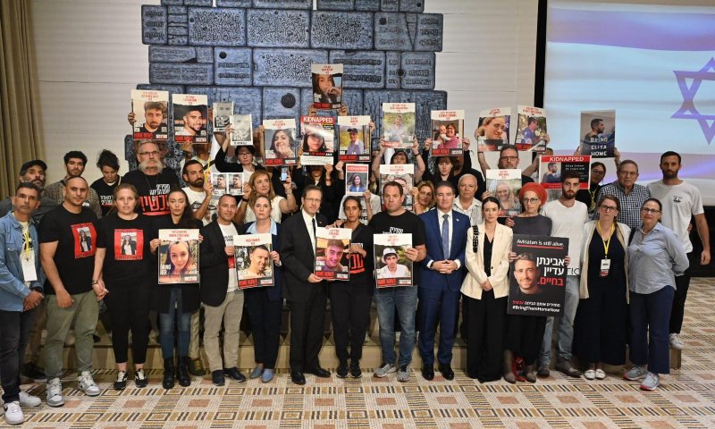 הרצוג למשפחות החטופים: "מתחייב לעשות הכל"