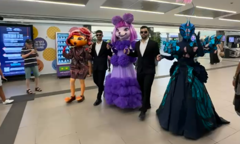 הופעה בהפתעה: מה קרה כשהזמר במסכה הגיע לרכבת? | צפו