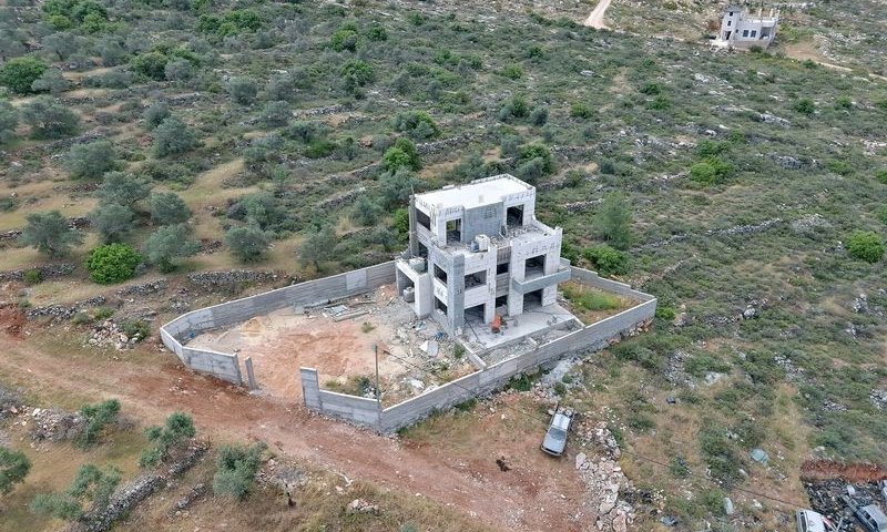 מיקום אסטרטגי ומסוכן: וילה פלסטינית נבנתה מעל צומת הפרסה