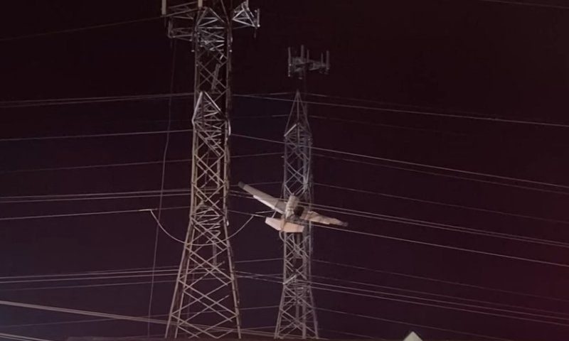 נותרו בחושך: מטוס התרסק לתוך קווי חשמל בארה"ב