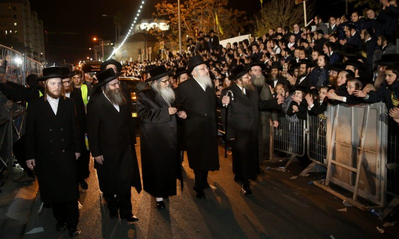 צפו: אלפים קיבלו את האדמו"ר האנטי ציוני בירושלים