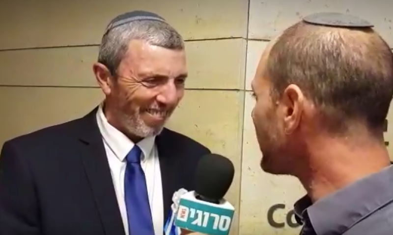 הרב רפי לסרוגים: "מנסים לסכסך ביני ובין בצלאל"