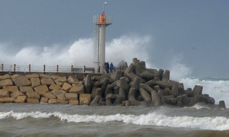 נער נפל מצוק בחוף ים; אישה קפצה לבריכה ונפצעה