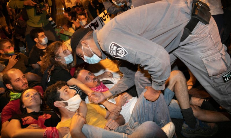 בין הפיצוץ בלבנון להפגנות בבלפור &ndash; זקוקים לט"ו באב