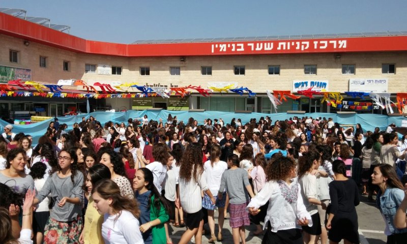 נוער בנימין רוקדים ומחזקים במקום הפיגוע