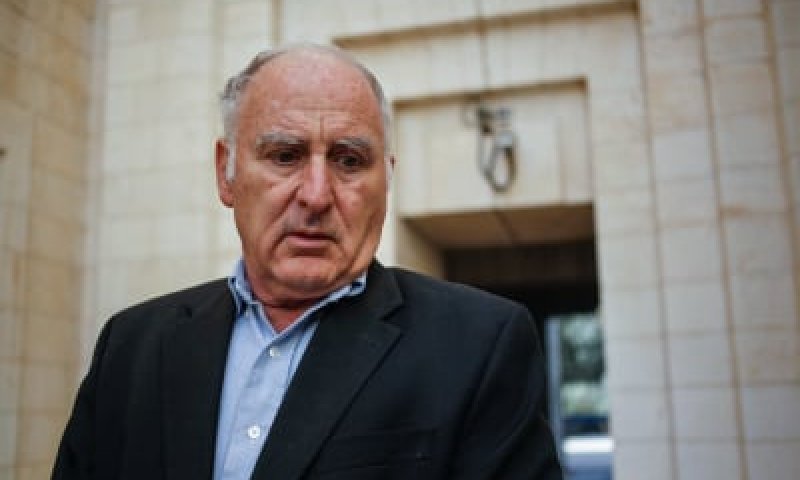 "מי שרץ עם סכין שלופה דמו בראשו"