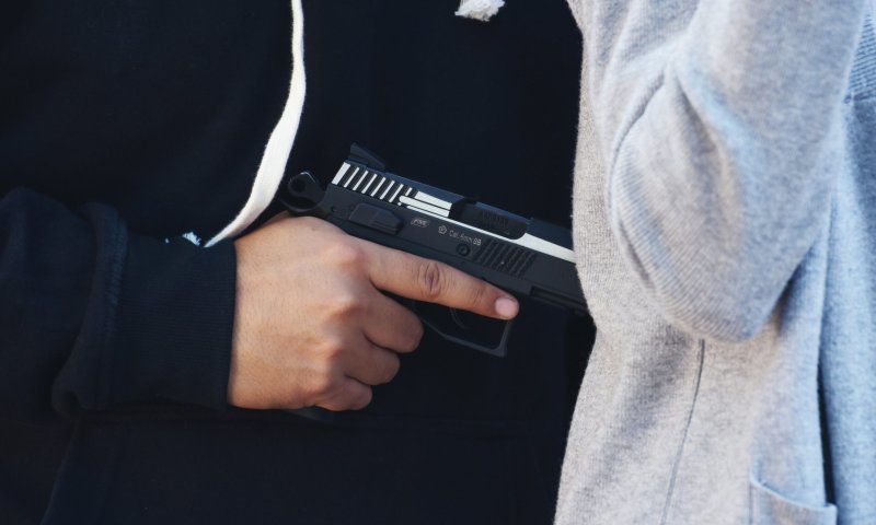 עבריינים חטפו צעיר וירו בו בגלל חשד שגנב להם אקדח