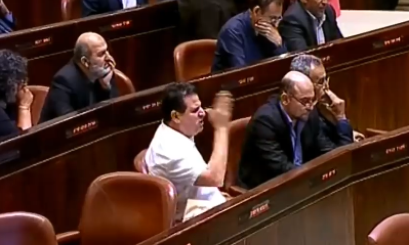 עודה ניסה להפריע לדיכטר וחטף שטיפה בערבית. צפו