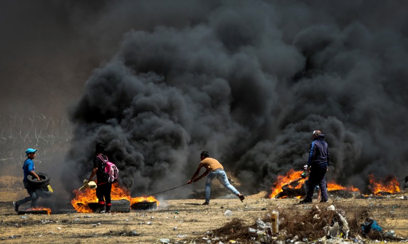 עשרות אלפים מפגינים בגבול עזה; 41 הרוגים