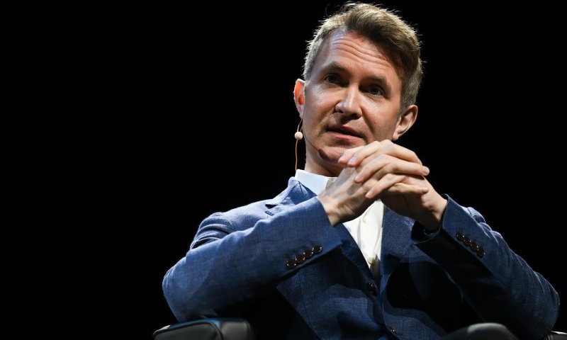 קורץ לקהל הישראלי? העיתונאי והסופר הבריטי בביקור מיוחד