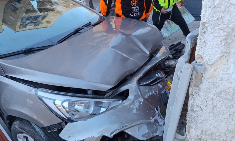 בן 80 איבד הכרה במהלך נהיגה; והתנגש בבניין