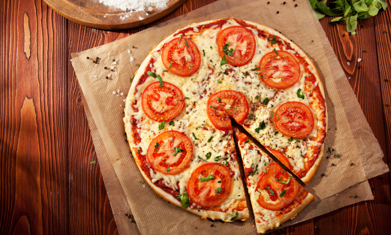 יום הפיצה הבינלאומי: טיפים לפיצה מושלמת בתנור הביתי