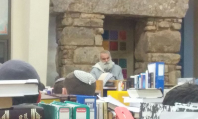 חלש אבל אופטימי: הרב רונצקי חזר לישיבה