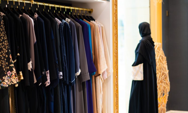 צרפת מתכננת: לאסור לבוש איסלמי בבתי הספר