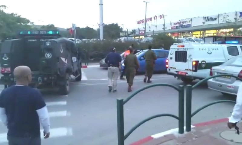 פיגוע דקירה בסניף רמי לוי במישור אדומים