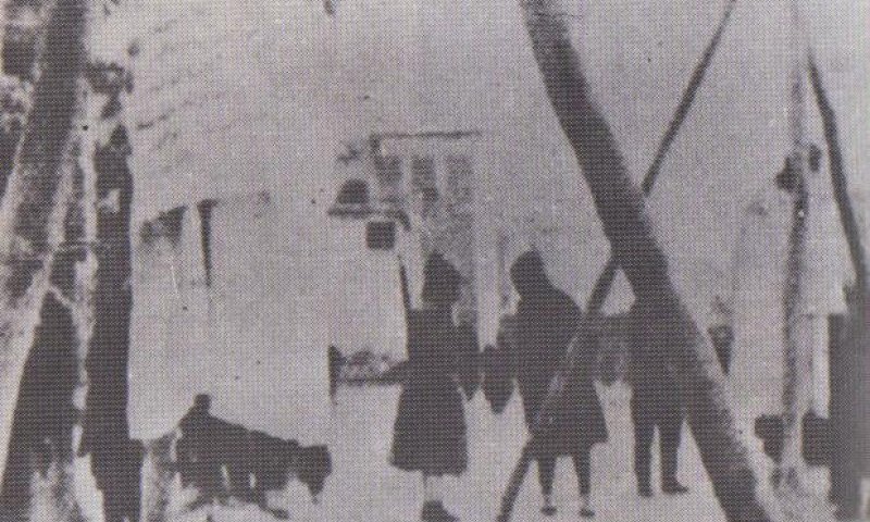 היום בהיסטוריה: העלאת גופותיהם של בלקינד ולישנסקי