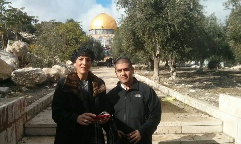 צפו: מוסלמיות תוקפות את שולי מועלם בהר הבית